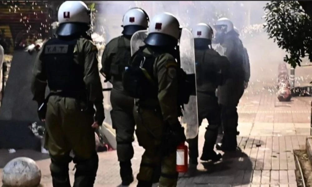 ''Μάχη'' για τη ζωή του δίνει ο 31χρονος αστυνομικός: Είχε συλληφθεί ξανά ο 18χρονος στο παρελθόν (Βίντεο)